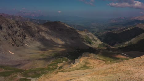 Descripción-Aérea-De-La-Vista-De-Verano-Desde-La-Cumbre-Del-Paso-De-Imogene-En-Colorado-Con-La-Hermosa-Cordillera-Y-El-Sendero-Sinuoso