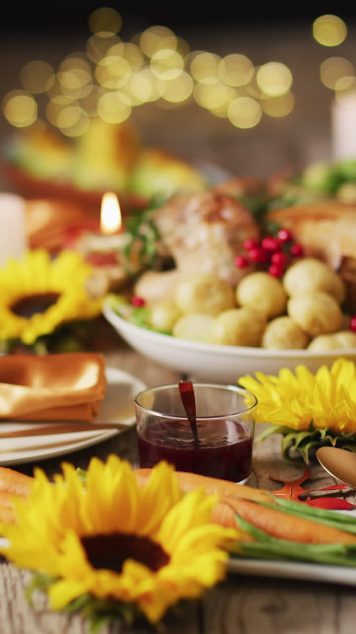 video vertical de comida y mesa con decoración de otoño