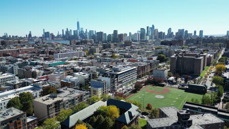 Erleben-Sie-Den-Charme-Von-Hoboken,-New-Jersey,-Mit-Einer-Fesselnden-Drohnenaufnahme,-Die-Die-Atemberaubende-Skyline-Von-New-York-City-Im-Hintergrund-Zeigt