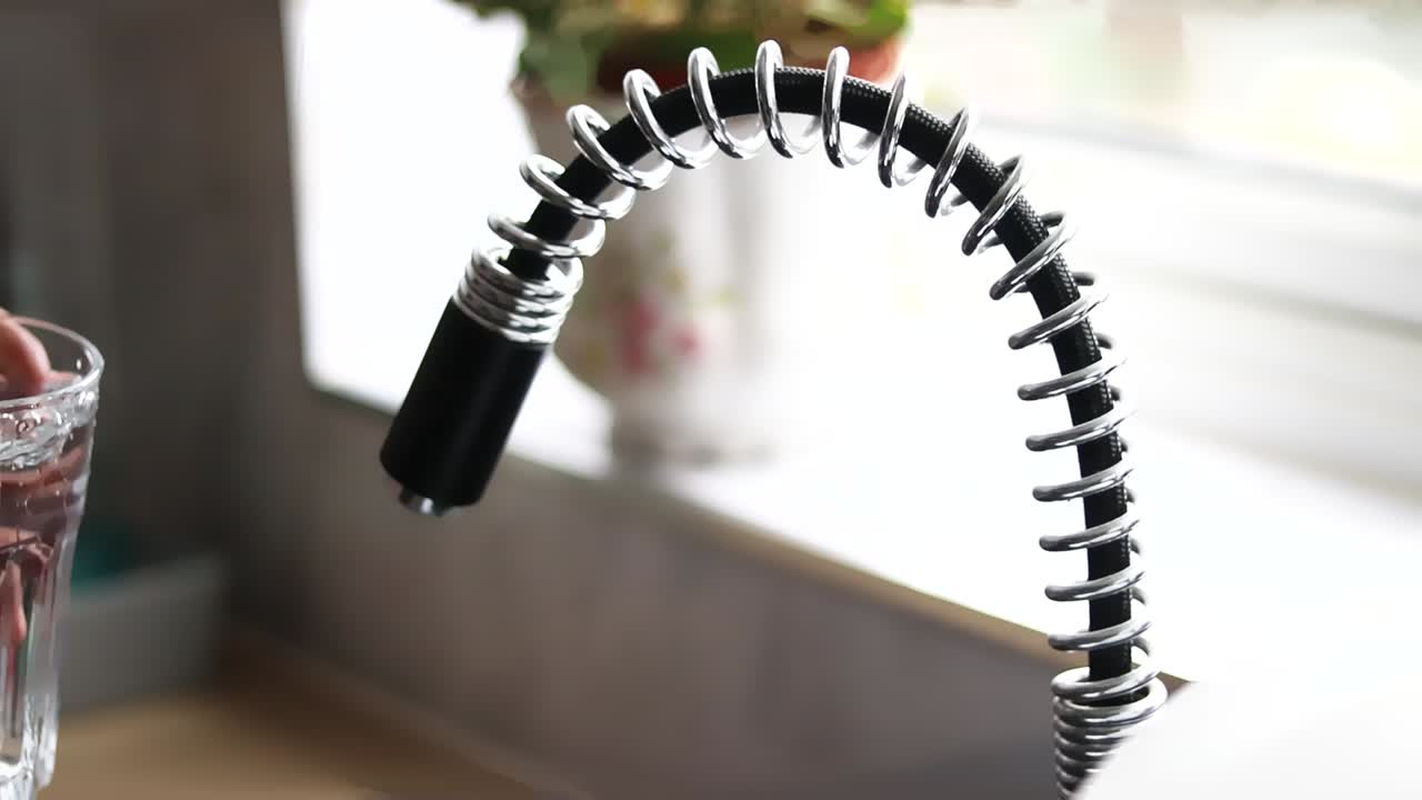 ⁇ 물 로 잔 을 채우는 사람