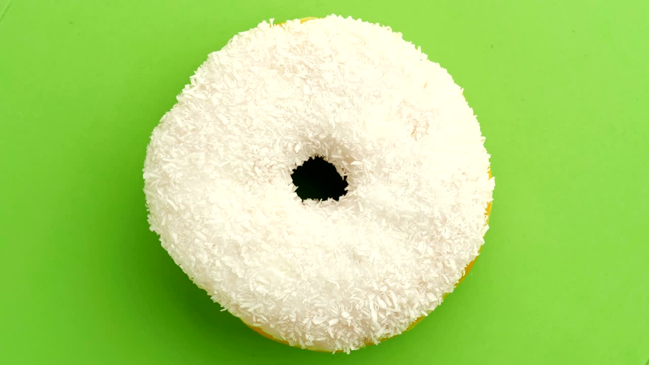 el donut glazado de primer plano.