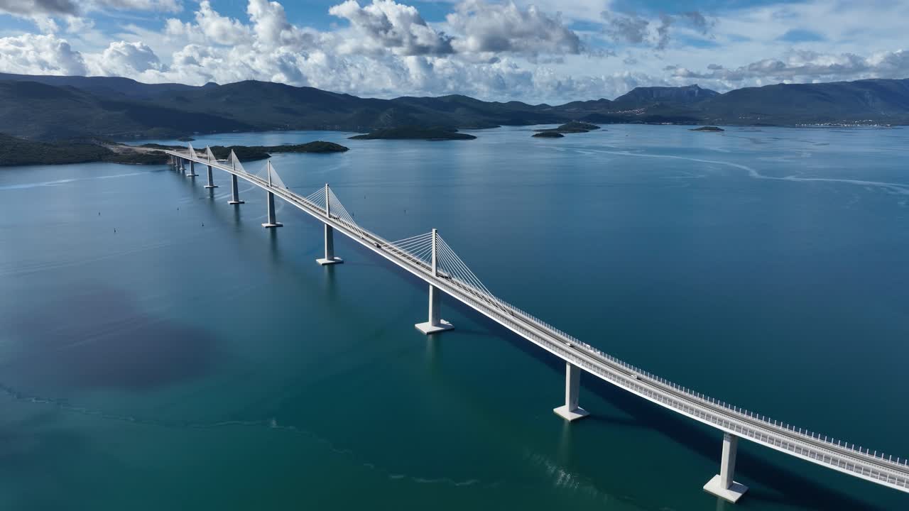 에어리얼 풀백 (aerial pullback) - 펠제자크 다리 (peljesac bridge) - 케이블 다리 (cable bridge) - 해협을 가로지르는 다리 (sea channel)