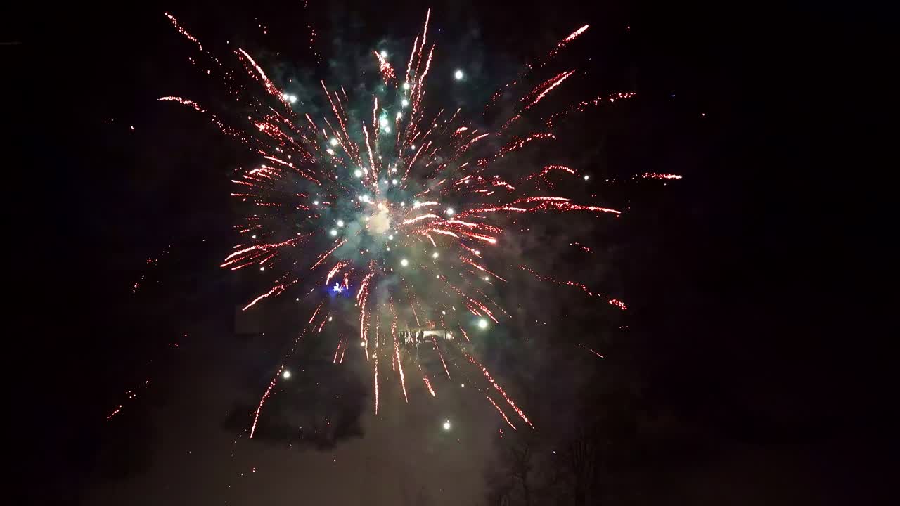 Celebração de feriado com uma exibição brilhante e festiva de fogos de artifício
