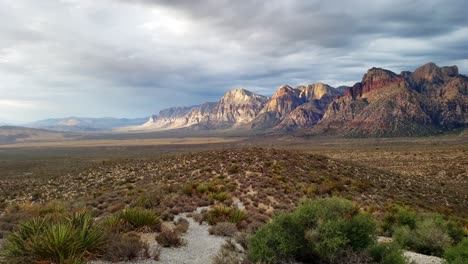 błękitne i szare niebo z panoramicznym widokiem na rezerwat przyrody red rock w pobliżu las vegas w stanie nevada