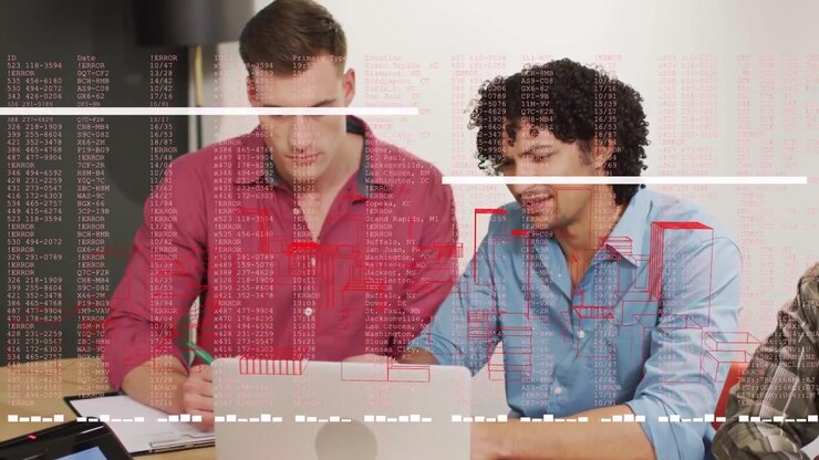 Due colleghi che scrivono e spiegano mentre un laptop riceve dati, un'interfaccia tecnologica sovrapposta che supporta l'analisi