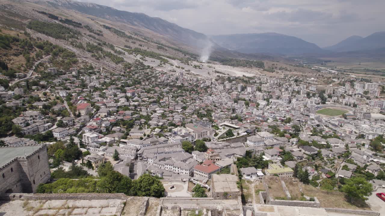 Gjirokastër Kalesi üzerinden havadan geri çekilen görüntü, UNESCO Dünya Mirası şehrinin görünümü