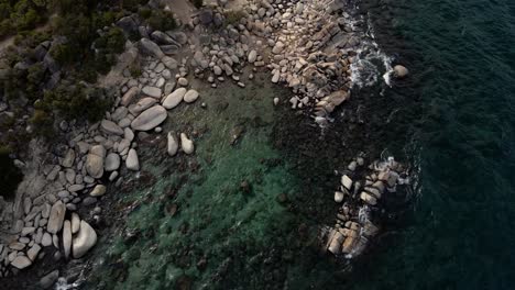 Imágenes-Aéreas-De-Drones-De-4k-De-Rocas-En-La-Costa-Del-Lago-Tahoe-Sierra-Nevada-Norte-De-California