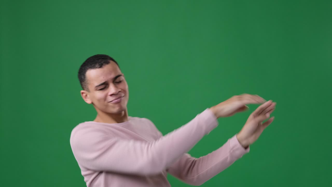 hombre feliz bailando sobre un fondo verde