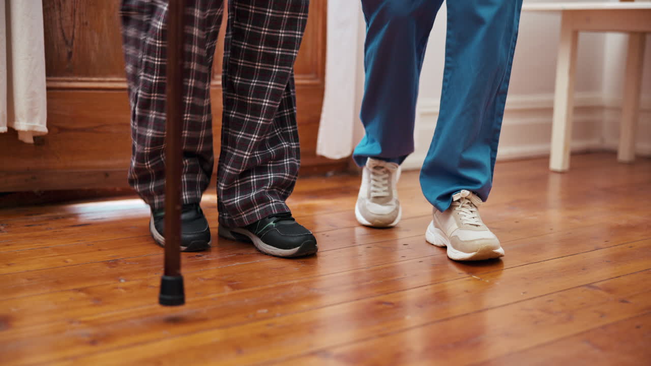 고령자, 다리 또는 산책 지이를 가진 간호사