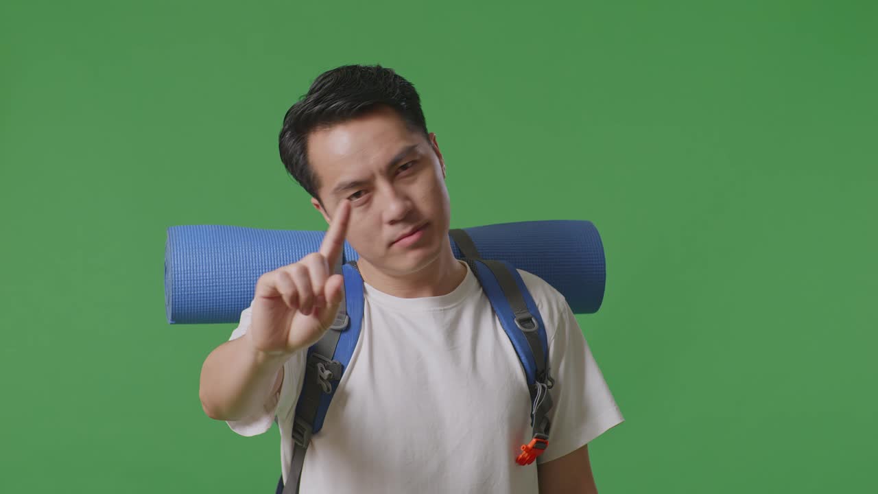 배을 가리키는 남자