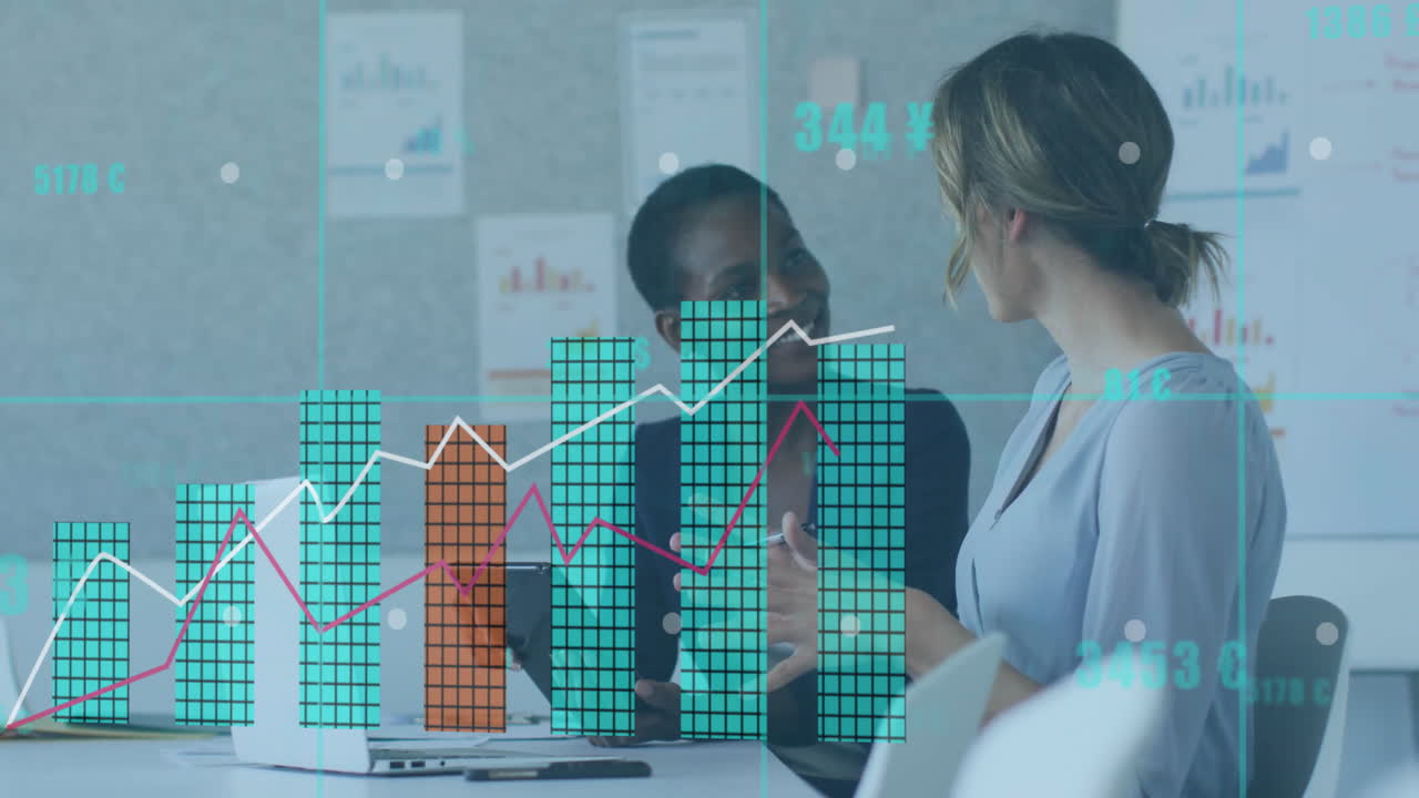 animación del procesamiento de datos financieros sobre diversos colegas que discuten el trabajo en la oficina