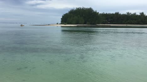 vista del paisaje de la laguna muri en rarotonga, islas cook.