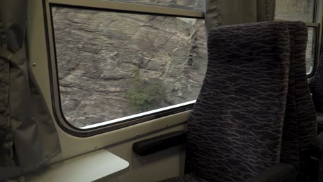 el ferrocarril de vía estrecha de rodope pasa por el desfiladero del río chepinska