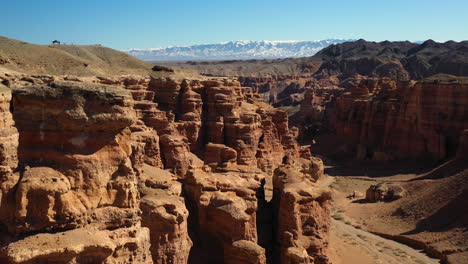 Toma-Cinematográfica-De-Drones-De-Las-Rocas-Sedimentarias-Rojas-En-El-Cañón-Charyn,-Kazajstán