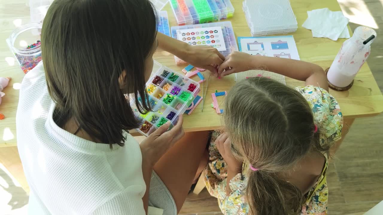 actividad de perlas de madre e hija
