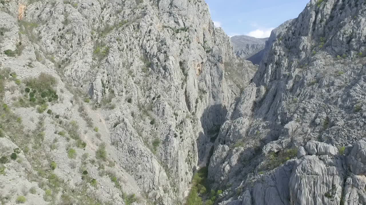 크로아티아 므르코팔즈(mrkopalj)의 아름다운 사마르스케 스타이네 산맥(samarske stijene mountains)의 공중 탁 트인 전망