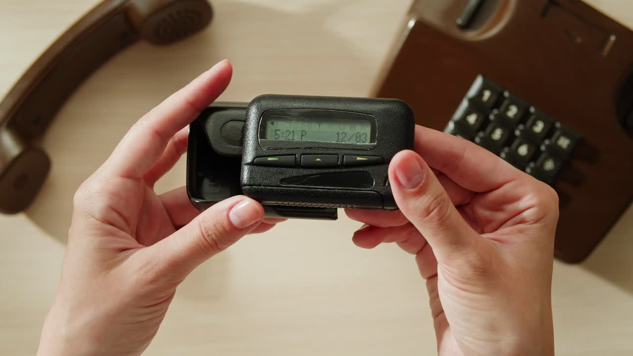 contestador automático antiguo con teléfono rotativo