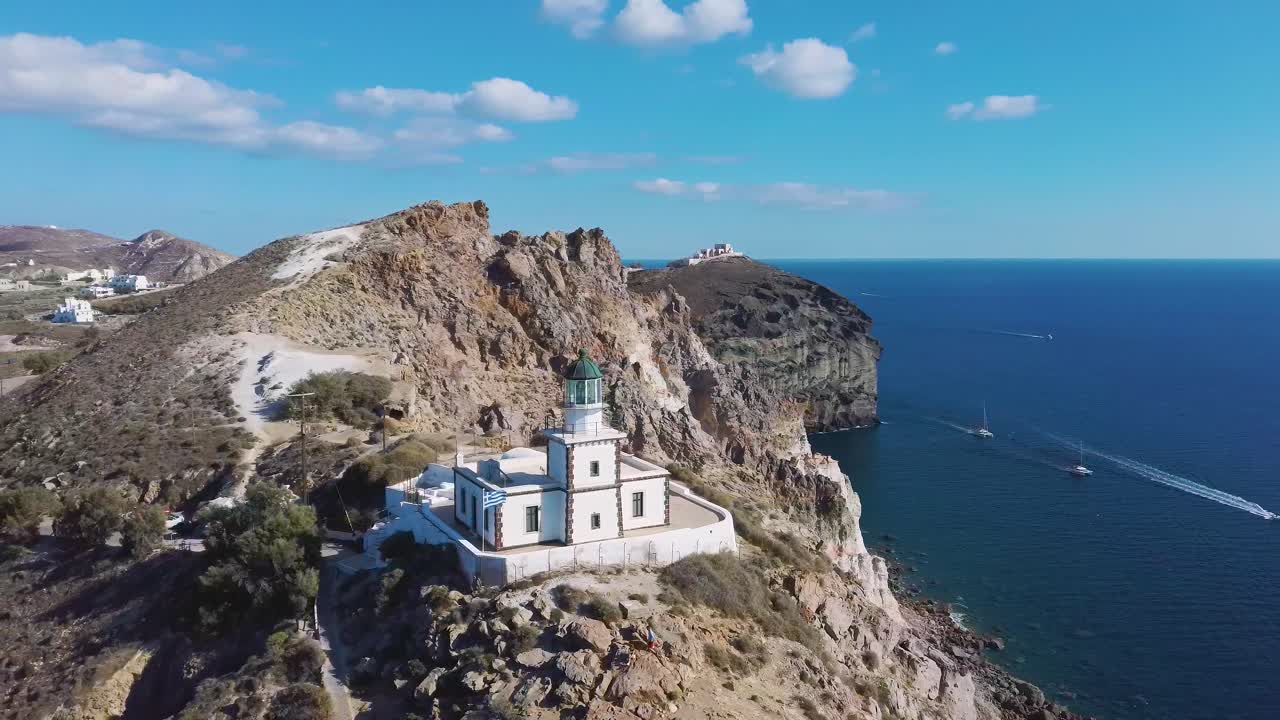 vista aérea de drones de 4k del hermoso faro santorini grecia cielo azul con nubes