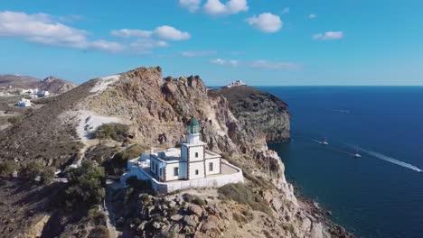 Vista-Aérea-De-Drones-De-4k-Del-Hermoso-Faro-Santorini-Grecia-Cielo-Azul-Con-Nubes