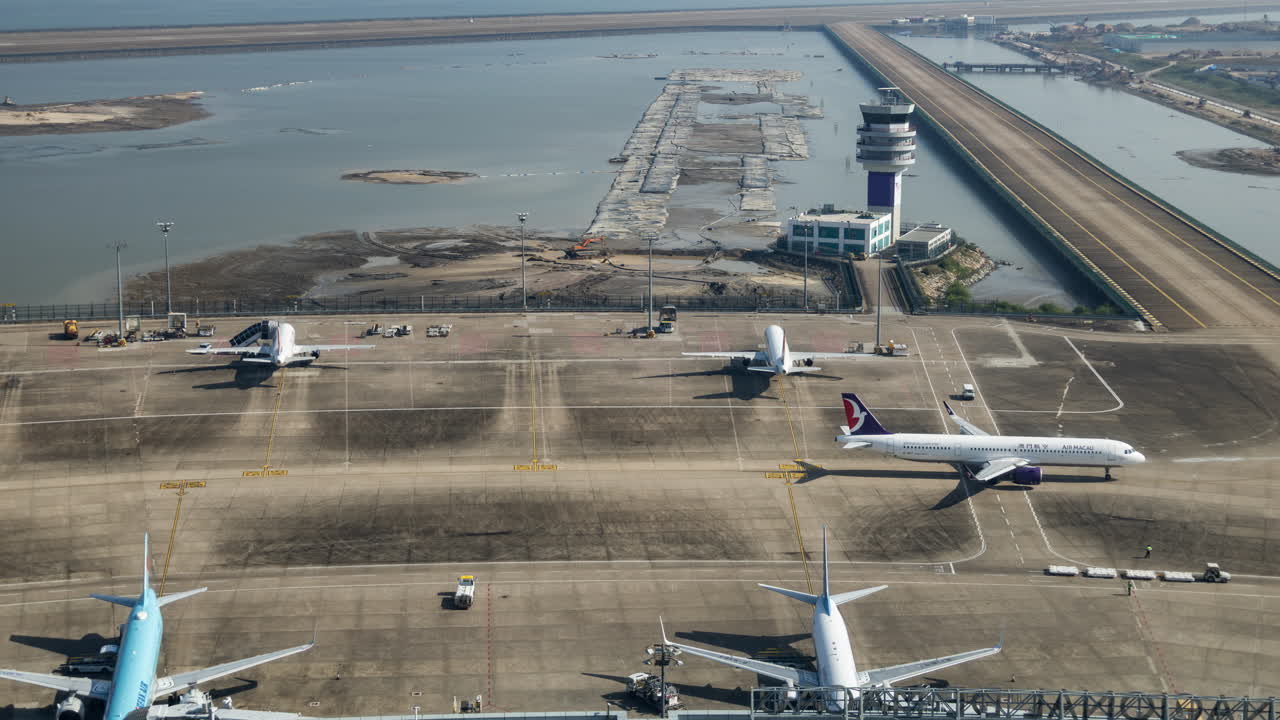 Time-lapse do Pátio de Manobras Movimentado do Aeroporto com Aviões e Torre de Controle