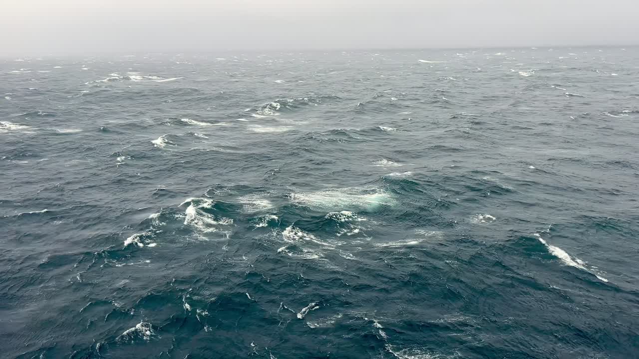 Бурное море во время шторма у побережья Аляски