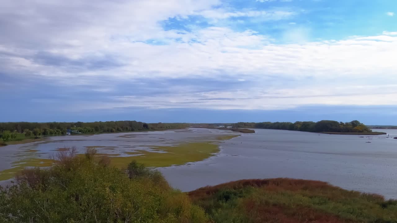 가리의 바람이 불고 구름이 가득한 날, 시코레 전망대에서 시타 호수와 주변 숲을 바라보는 타임스.