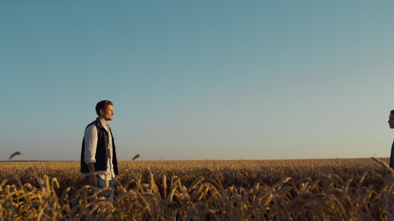 농부 가 밀 ⁇  에서 동료 를 만나고 있다. 아름다운 조용 한 시골 풍경