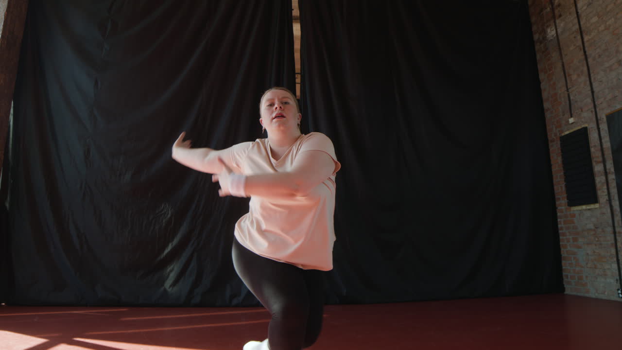 mujer bailando en el interior