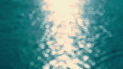 por el agua - bucle sin costuras de una toma de 4k completamente desenfocada de una hermosa superficie de agua ondulada y brillante