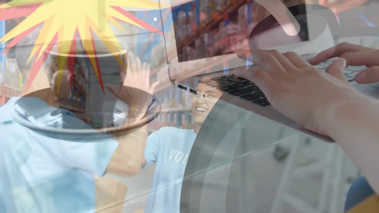 백인 사업가 여성이 창고에서 다양한 사람들을 통해 노트북을 사용하는 애니메이션입니다.