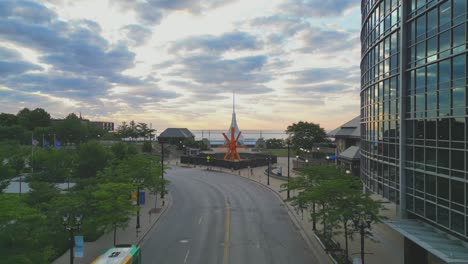 Vista-De-Drones-Desde-El-Centro-De-Milwaukee-Del-Amanecer-En-El-Lago-Michigan-Volando-Hacia-Adelante-En-La-Avenida-E-Wisconsin-Hacia-El-Museo-De-Arte-Diseñado-Por-Santiago-Calatrava