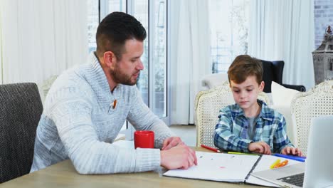 padre ayudando a su hijo con la tarea 4k