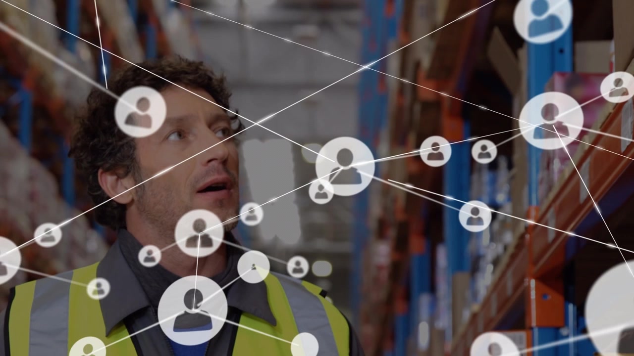 Animazione di una rete di connessioni con icone sovrapposta a un operaio di magazzino caucasico