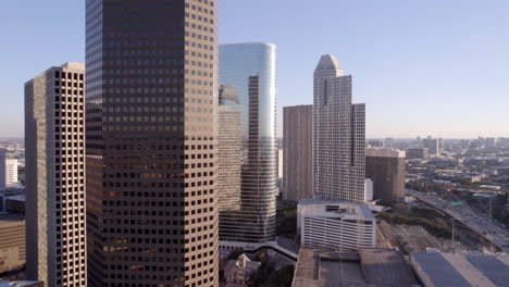 drones disparados, houston, texas, estados unidos edificios del centro, torres, rascacielos y tráfico en la autopista i-45, la autopista del golfo