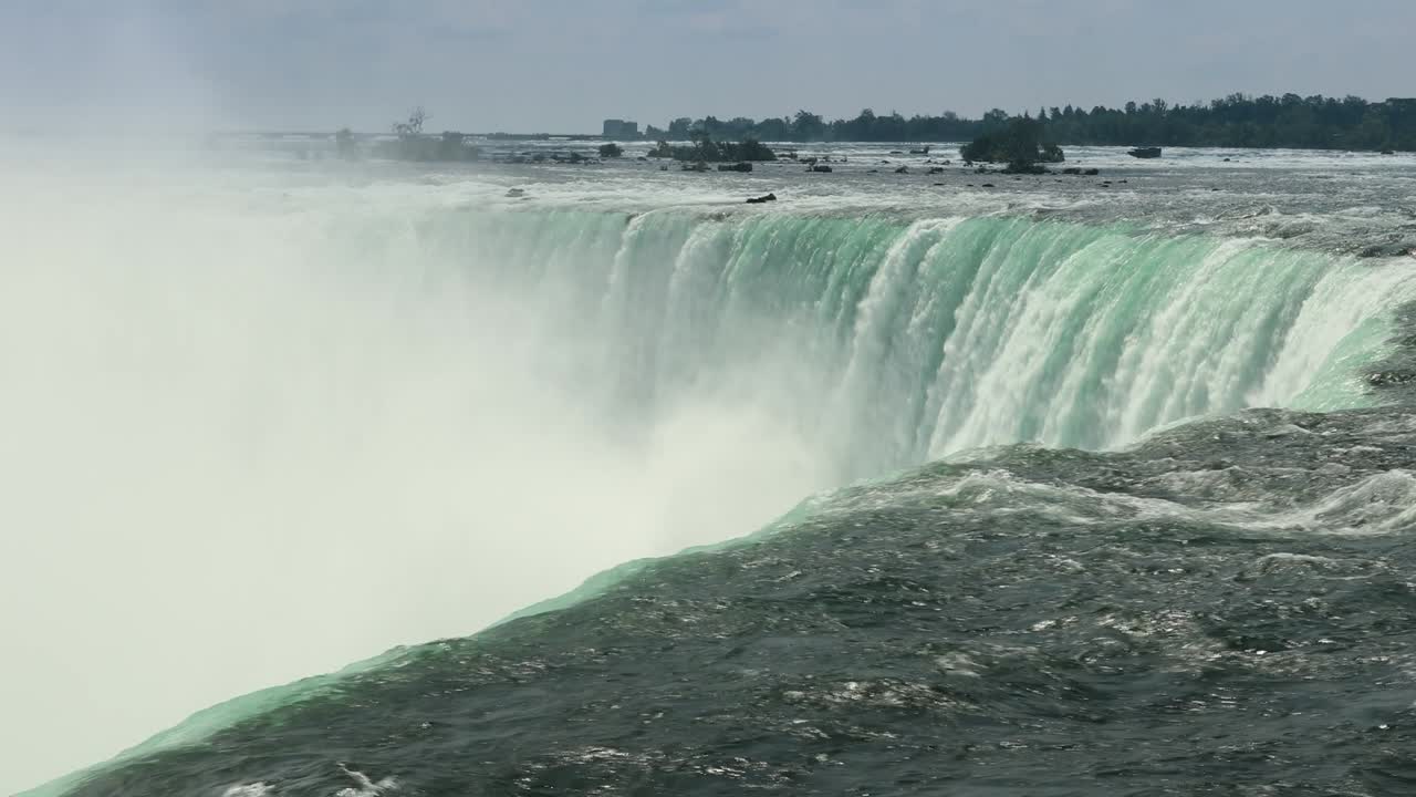 캐나다 온타리오 주 니아가라 폭포 위에서 신선한 물이 부히고 있습니다.