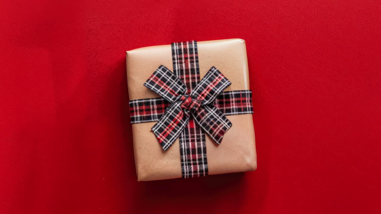 caja de regalos con cinta a cuadros