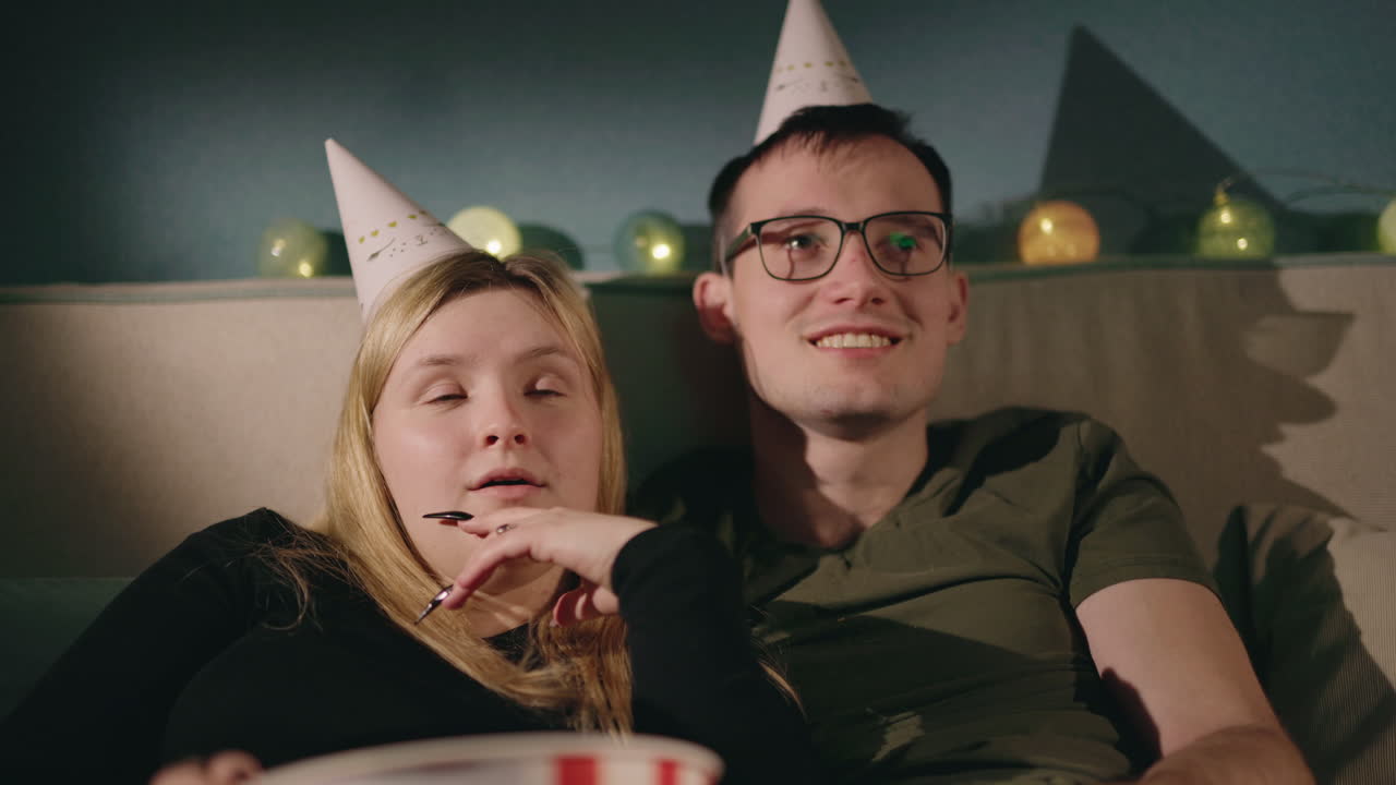 집 에서 영화 밤 을 축하 하는 부부