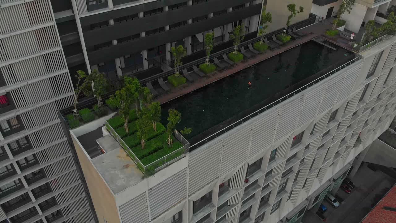 Vista aérea de apartamentos e piscina ao nascer do sol em Cyberjaya, Malásia.