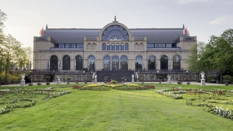 Schlosshaus-In-Einem-Wunderschönen-Park-Mit-Blumen,-Flora,-Köln,-Deutschland