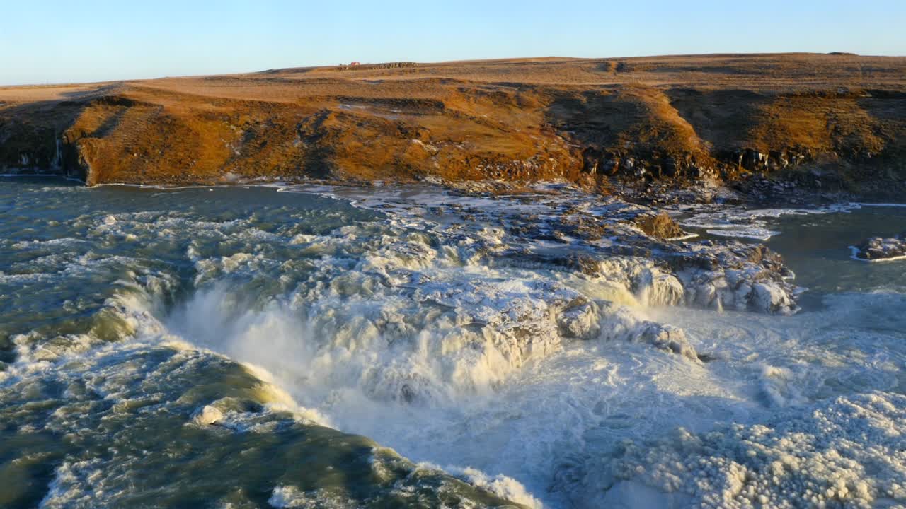 아이슬란드에 있는 얼어붙은 우리다포스 폭포와 야생 강의 공중 사진