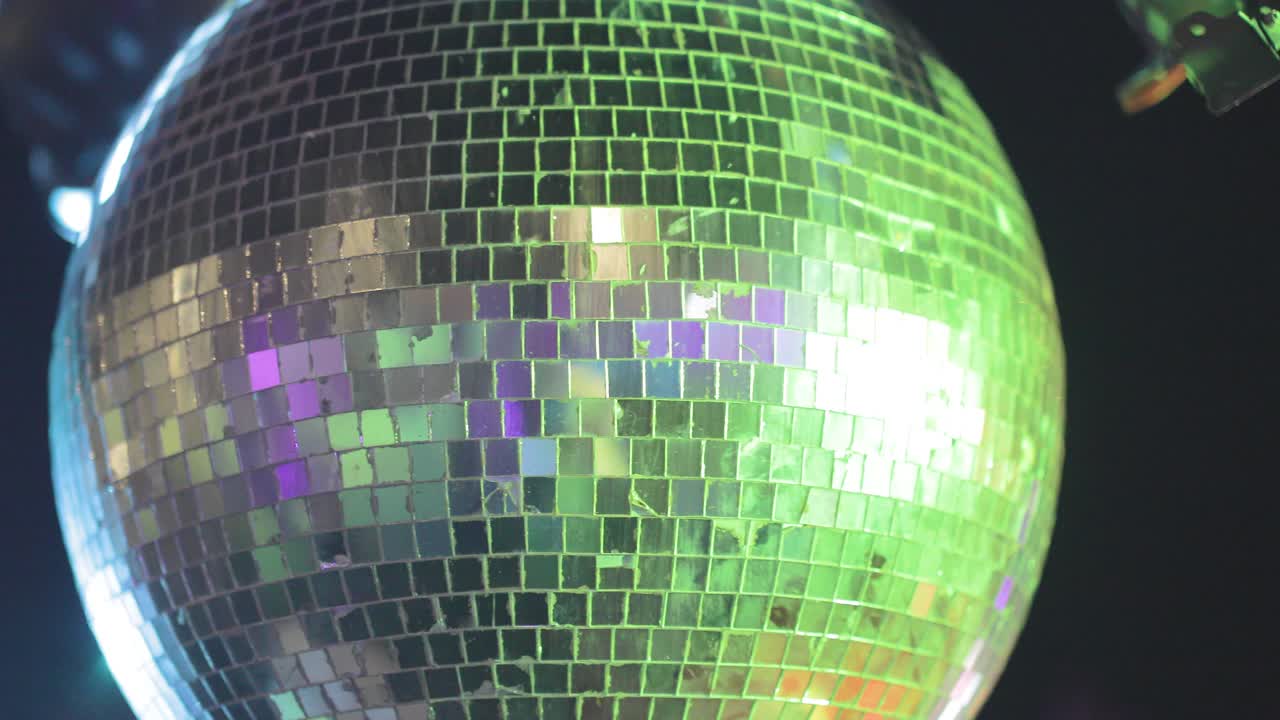 bola de discoteca girando con reflejos