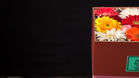 caja de regalo de cobre gerbera en tiro deslizante de fondo negro