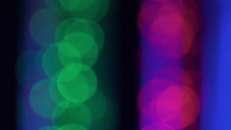 Bunte-Unscharfe-Unscharfe-Bokeh-lichter,-Die-Sich-Im-Dunklen-Raum-Bewegen,-Schöner-Abstrakter-Hintergrund,-Copyspace