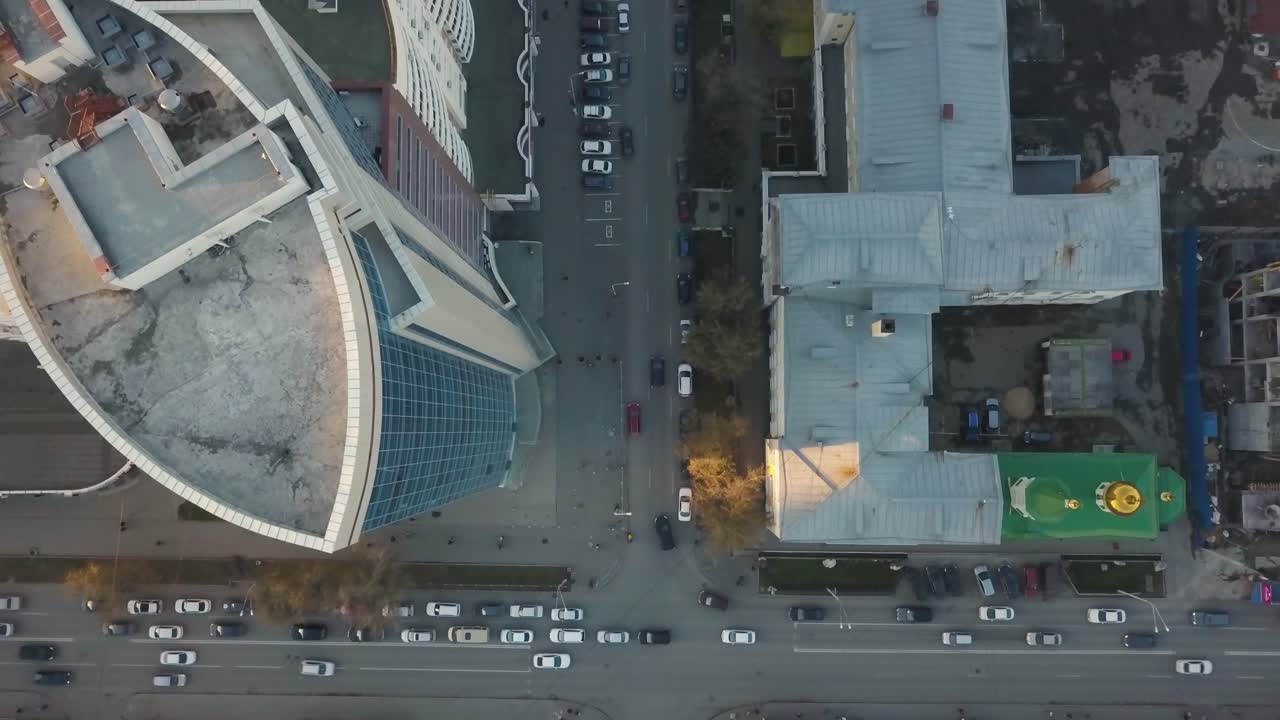 Vista aérea de um cruzamento da cidade com edifícios modernos e históricos