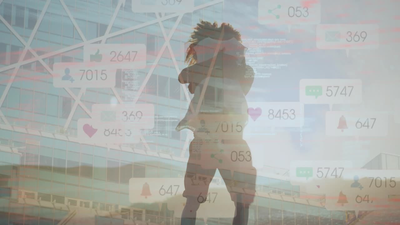 Animasjon av databehandling og bybilde over et afroamerikansk par på stranden.