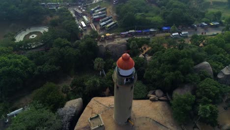 Faro-De-Mamallapuram-Situado-Entre-Los-Famosos-Templos-De-La-Era-Pallava-Cortados-En-Roca,-Vista-Aérea-Tomada-Con-Drones-Phantom-4-Pro-4k