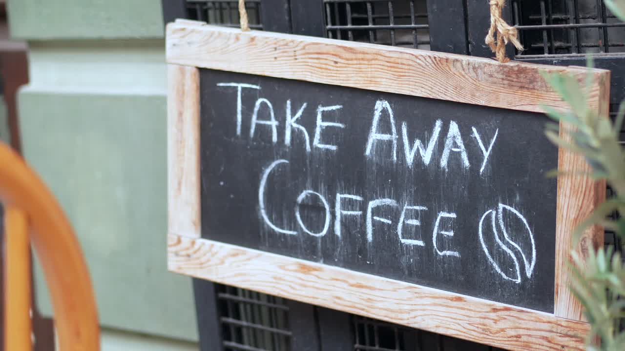 커피 표지판을 꺼내