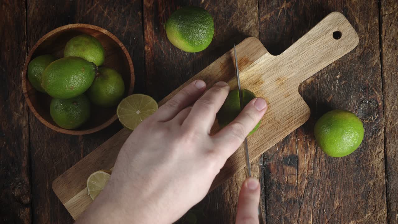 las manos de los hombres cortaron la cal en dos mitades.