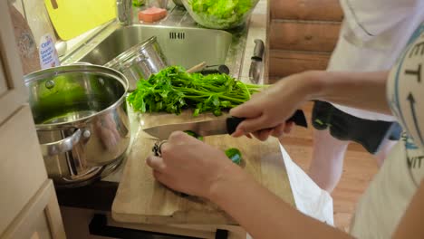 mujer cortando verduras en una cocina