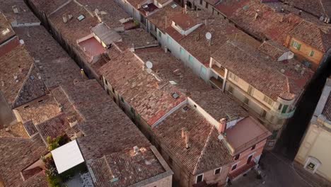 Vista-De-Un-Pueblo-Histórico-Durante-Una-Puesta-De-Sol-En-Italia